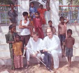 L. eveliauskas ir E. Karmaza Indijos kaime