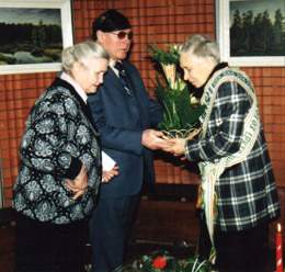 J. Baranauskienę sveikina V. Andrijūnas su žmona