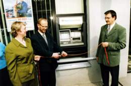 R. Girnienė, S. Babonas ir E. Urna Hansabanko bankomato atidarymo šventėje