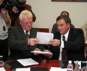 Centro steigimo sutartį pasirašo Kauno miesto meras A.Garbaravičius (dešinėje) ir LASS pirmininko pavaduotojas S.Armonas. Vytauto Gendvilo nuotr.