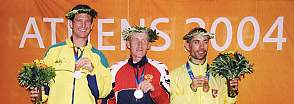 Bronzos medaliu džiaugiasi maratonininkas L.Balsys (dešinėje)