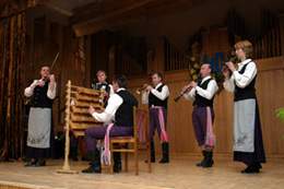 Šiauliečių liaudiškos muzikos kapela “Šelmiai” groja ir skrabalais