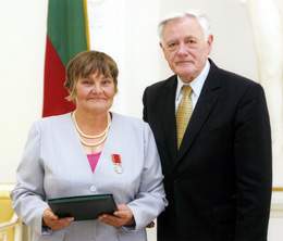 Prezidentas Valdas Adamkus apdovanoja ordino medaliu Gemut Padribonien
