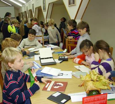 Vaikai bibliotekoje apiri taktilines knygeles