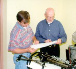 Nuotraukoje: Manfred Harres (kairje) ir Dieter Kolb prie automatins spaudos mainos "Heidelberg GTS"