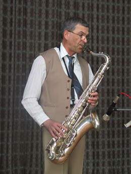 Saksofonu groja A. Jakubėnas