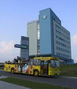 Geltonasis autobusas su mokiniais prie "Baltpark" viešbučio