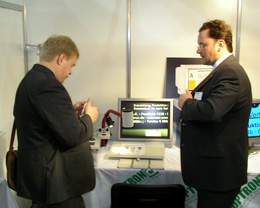 Ekspozicija domisi LASUC kompiuterių technikos taikymo skyriaus vedėjas V.Purlys (kairėje)