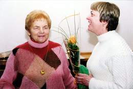Jubiliatę A.Narijauskienę (kairėje) sveikina R.Girnienė
