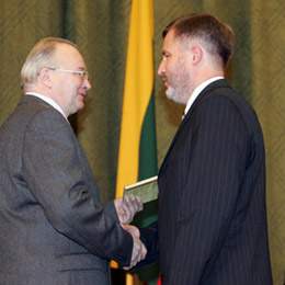 Vyriausiosios rinkimų komisijos pirmininkas Z. Vaigauskas Seimo nario pažymėjimą įteikia E. Žakariui (dešinėje)