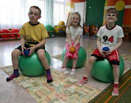 Vaikai sporto ir kineziterapijos salje