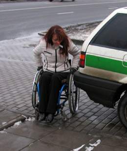 Statydami automobilius vairuotojai apie neįgaliuosius negalvoja