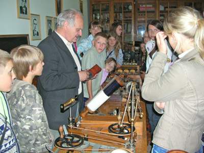 Fizikos muziejuje doc. M.Baleviius vaikams pasakoja apie domiausius eksponatus