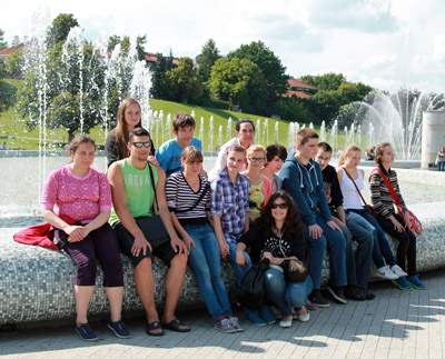 Mokiniai Lenkijoje. Prie fontano