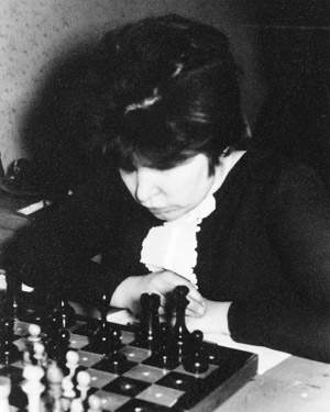 Irena Skėrutė prie šachmatų lentos. Nuotrauka iš asmeninio archyvo.