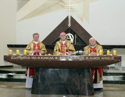 Šv. Mišias aukojo net trys dvasininkai.